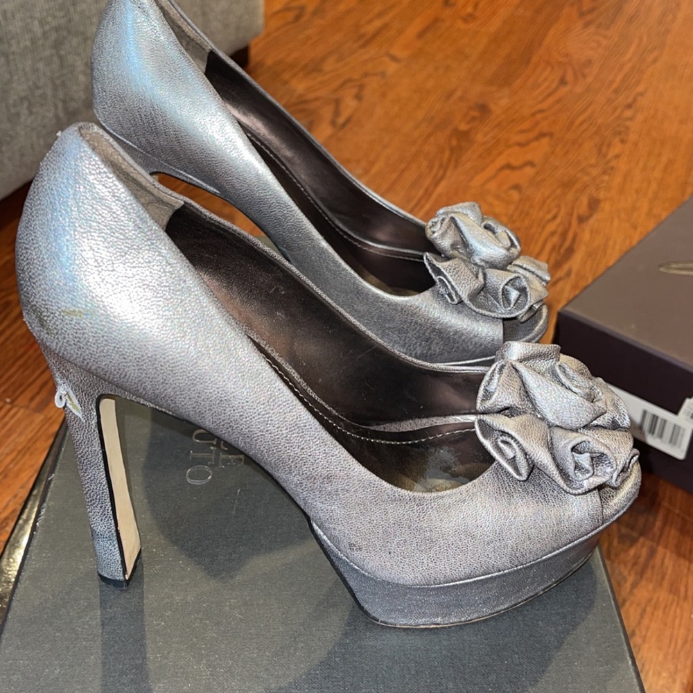 Vince Camuto Silver open toe bow heels size 8
